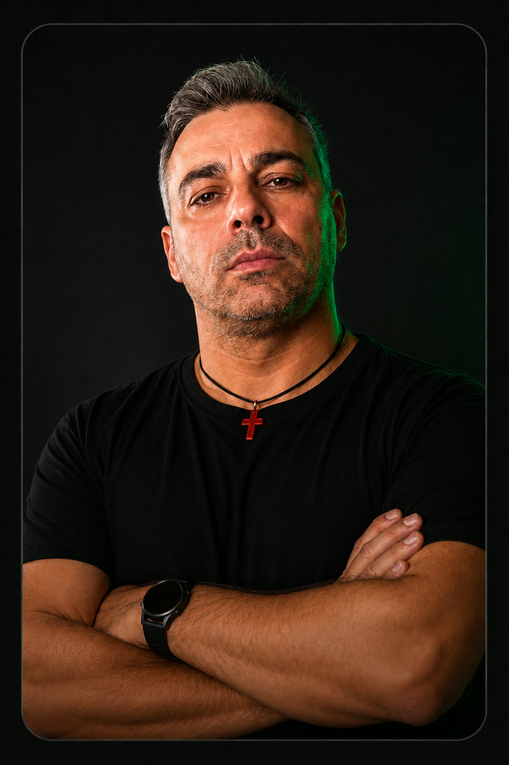 Ritratto del founder di ACD Vision in studio con luce verde